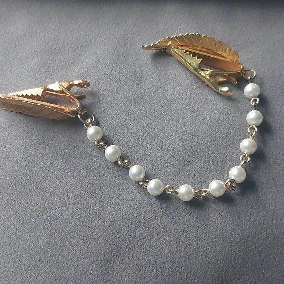 Gold Toned Simulated Pearl Vintage Mid Century Style Scarf or Sweater Clip - Picture 3 of 16